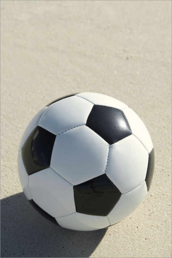 Póster Balón de fútbol en la playa