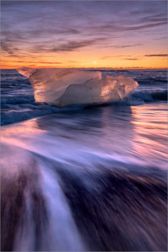 Poster Eisberg am schwarzen Strand im Sonnenaufgang