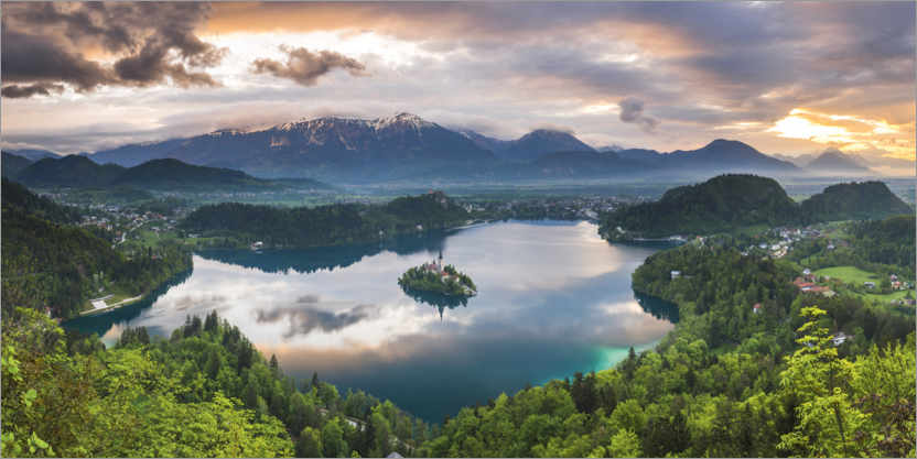 Póster Paisaje del lago Bled al atardecer en Eslovenia