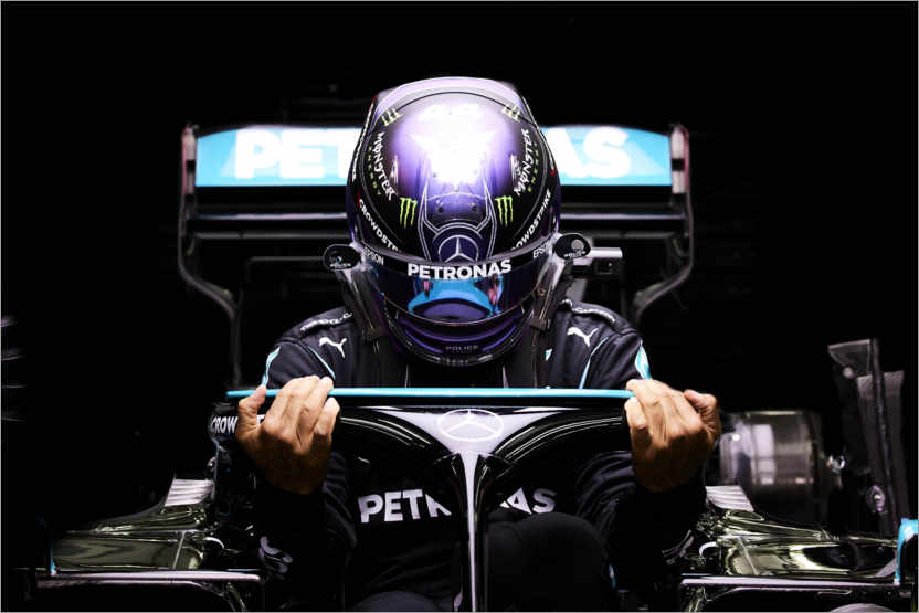 Póster Lewis Hamilton en su coche de carreras en color