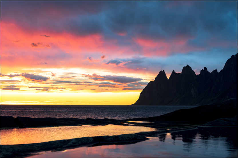 Poster Berggipfel und Mitternachtssonne, Tungeneset, Insel Senja