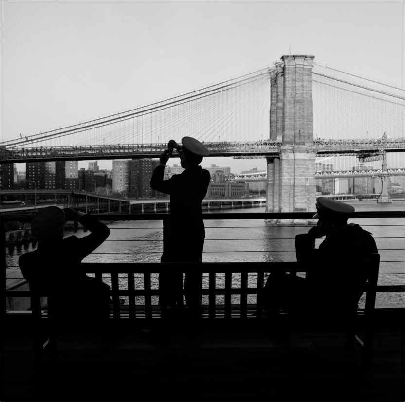 Poster Sailors in front of Broolyn Bridge in New York