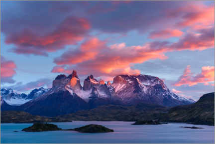 Plakat  Sunrise over Cuernos del Paine and Lake Pehoe - Yuri Choufour