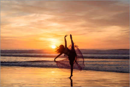 Poster Tänzerin bei Sonnenuntergang am Strand