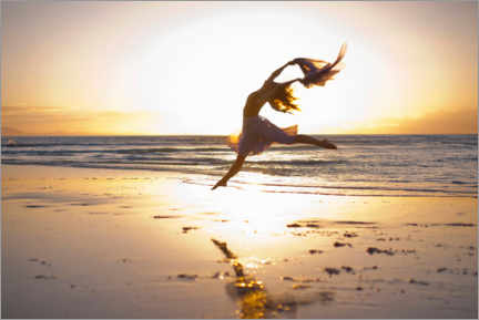 Poster Femme dansant sur une plage ensoleillée