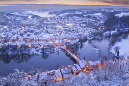 Poster Vue sur la vieille ville hivernale en Bavière au lever du soleil