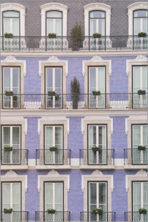 Poster Lilac-colored house facade in Lisbon