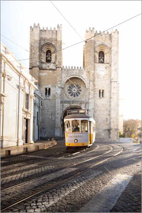 Póster Tram in front of the Cathedral in Lisbon