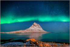 Lienzo  La montaña Kirkjufell con aurora boreal