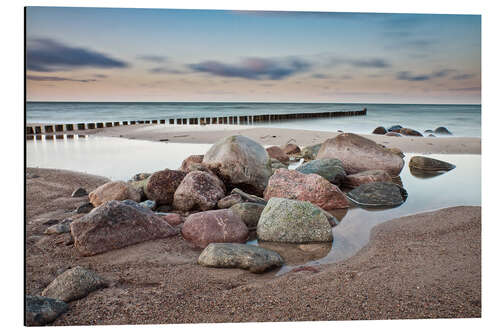 Quadro em alumínio Stones and groynes on shore of the Baltic Sea.