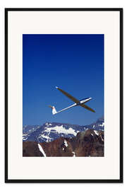 Gerahmter Kunstdruck Segelflieger über den Bergen