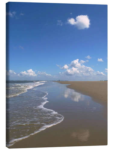 Leinwandbild Weiter Strand mit Wölkchen