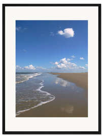 Gerahmter Kunstdruck Weiter Strand mit Wölkchen