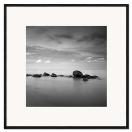 Impresión de arte enmarcada Stones on the sea beach - black and white