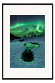 Gerahmter Kunstdruck Polarlichter über einen gefrorenen Fluss