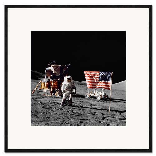 Inramat konsttryck Apollo 17 astronaut stands near the United States flag