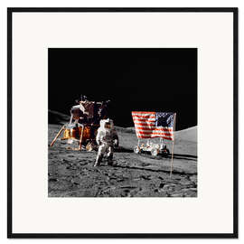 Inramat konsttryck Apollo 17 astronaut stands near the United States flag