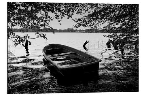 Aluminiumsbilde Old boat under trees - black white