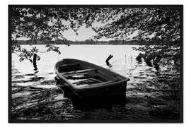 Gerahmter Kunstdruck Altes Boot unter Bäumen - schwarzweiss