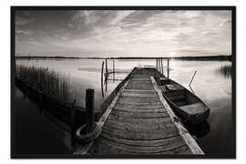 Gerahmter Kunstdruck Holzsteg am See mit Fischerboot - schwarzweiss