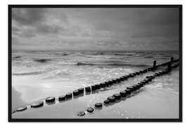 Gerahmter Kunstdruck Buhnen am Meer monochrome