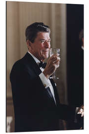 Tableau en aluminium Ronald Reagan avec un verre de vin