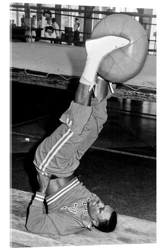 Tableau en verre acrylique Joe Frazier pendant un entraînement avec un médecine ball