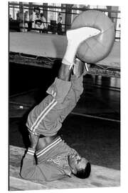 Alubild Joe Frazier beim Training mit einem Medizinball