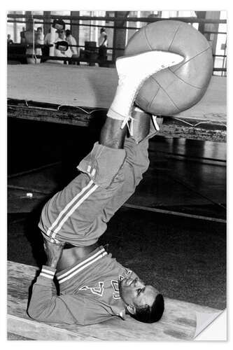 Sticker mural Joe Frazier pendant un entraînement avec un médecine ball