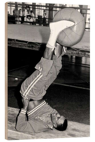 Holzbild Joe Frazier beim Training mit einem Medizinball