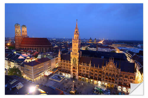 Självhäftande poster Church of our Lady and the new town hall in Munich at night