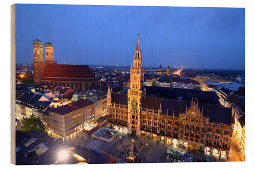 Puutaulu Church of our Lady and the new town hall in Munich at night