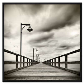 Gerahmter Kunstdruck seebrücke mit möwen | sw