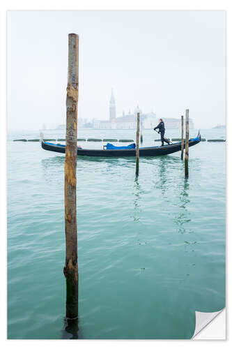 Wall sticker Gondolier with his gondola on the water in Venice in fog