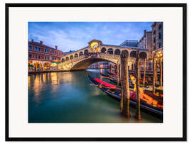 Impresión de arte enmarcada Rialto Bridge in Venice Italy at night