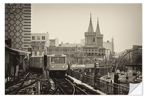 Sisustustarra Oberbaumbrücke Berlin monochrome