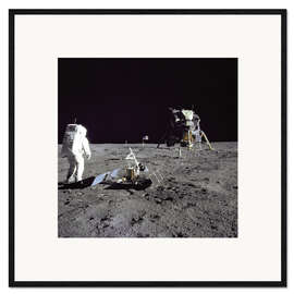 Inramat konsttryck Apollo 11 Astronaut Edwin Aldrin schaut zurück auf Tranquility Basis