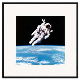 Impression artistique encadrée L'astronaute Bruce McCandless avec sac à dos à hélice