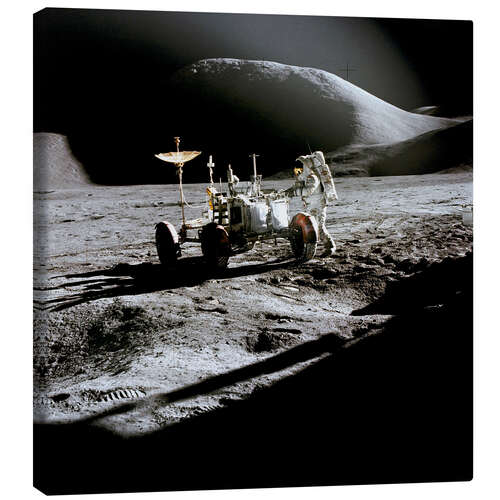 Leinwandbild Apollo 15 Astronaut James Irwin arbeitet an Mondfahrzeug
