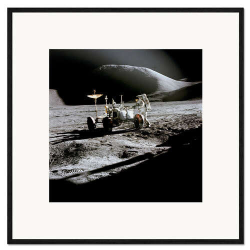 Ingelijste kunstdruk Apollo 15 Astronaut James Irwin arbeitet an Mondfahrzeug