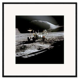 Ingelijste kunstdruk Apollo 15 Astronaut James Irwin arbeitet an Mondfahrzeug