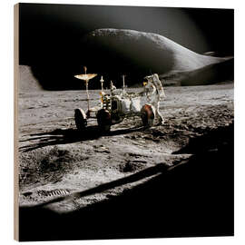Wood print Apollo 15 Astronaut James Irwin arbeitet an Mondfahrzeug