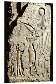 Stampa su plexi-alluminio Pharaoh Akhenaten pays homage to the sun god Aten