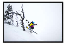 Gerahmter Kunstdruck Freeride Ski - Skifahrer springt im Backcountry