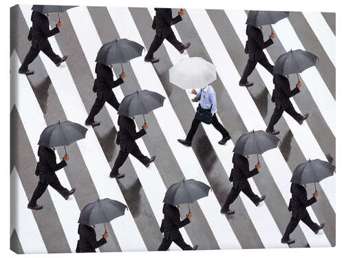 Tableau sur toile L'homme au parapluie blanc à contre courant