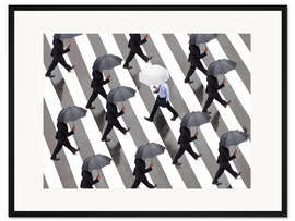 Gerahmter Kunstdruck Mann mit Regenschirm und Anzug läuft als Einzelgänger gegen den Strom