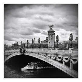 Poster Péniche sous le pont Alexandre III à Paris