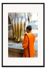 Gerahmter Kunstdruck Mönch betet vor Buddha-Hand