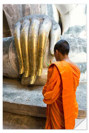 Naklejka na ścianę Monk praying in front of Buddha Hand