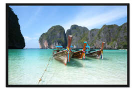 Gerahmter Kunstdruck Boote des langen Hecks im Maya Bay Beach, Phi Phi Insel, Thailand